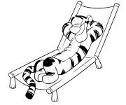 Coloriage Tigrou se relaxant sur une chaise longue