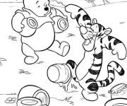 Coloriage Winnie et Tigrou collecte le miel