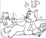 Coloriage Tom lit une livre  et Jerry fait des bêtises