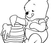 Coloriage et dessins gratuit B&eacute;b&eacute; Winnie en mangeant du miel pour enfants à imprimer