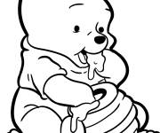 Coloriage B&eacute;b&eacute; Winnie ourson profite de pots de miel