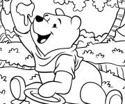 Coloriage L'ourson Winnie mange son miel ador&eacute;