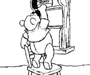Coloriage et dessins gratuit Le gourmand Winnie a trouv&eacute; un pot de miel à imprimer