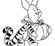 Coloriage Porcelet en costume de Tigrou avec un citrouille
