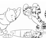 Coloriage Tigrou et Winnie observant une flaque d'eau
