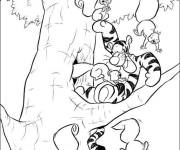 Coloriage Tigrou s'amuse avec les &eacute;cureuils sur l'arbre