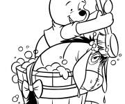 Coloriage Winnie aide son ami l'&acirc;ne &agrave; se baigner