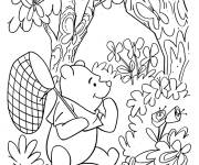 Coloriage Winnie attrape des papillons