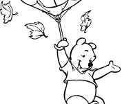 Coloriage Winnie avec sa parapluie pendant le vent d'automne