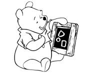 Coloriage Winnie dessine sur un tableau noir