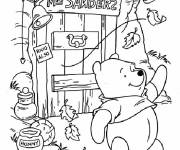 Coloriage Winnie devant sa maison