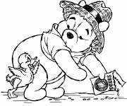 Coloriage Winnie donne &agrave; manger &agrave; un oiseau
