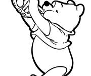 Coloriage Winnie en jouant de la trompette