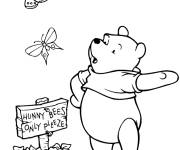 Coloriage Winnie en parlant avec des papillons