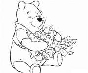 Coloriage Winnie en ramassant des feuilles