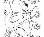 Coloriage Winnie en s'amusant avec les feuilles d'automne
