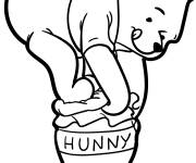 Coloriage Winnie essaie d'ouvrir le pot de miel