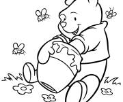 Coloriage Winnie et les abeilles qui combattent pour le miel