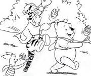 Coloriage Winnie et ses deux amis en jouant avec les &oelig;ufs de P&acirc;ques