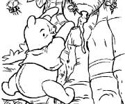 Coloriage Winnie grimpe pour trouver du miel