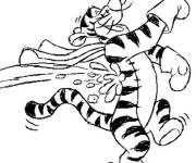 Coloriage Winnie joue avec Tigrou avec les boules de neige
