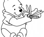 Coloriage Winnie l'ourson avec une libellule