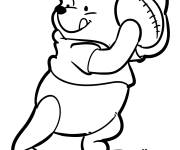 Coloriage Winnie l'ourson en jouant au football am&eacute;ricain