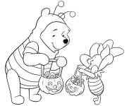 Coloriage Winnie l&rsquo;Ourson et Porcinet ramassent des bonbons pour Halloween