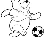 Coloriage Winnie l'ourson joue au foot
