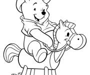 Coloriage Winnie l&rsquo;ourson sur un cheval en bois