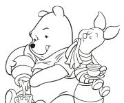 Coloriage Winnie mange de miel pendant que son ami bois du th&eacute;