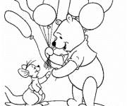 Coloriage Winnie offre un ballon &agrave; Petit Gourou