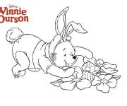 Coloriage Winnie ourson a trouv&eacute; deux &oelig;ufs d&eacute;cor&eacute;s