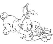 Coloriage Winnie ourson avec un costume de lapin pour le P&acirc;ques