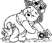 Coloriage Winnie ourson fait du jardinage