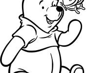 Coloriage Winnie ourson jouant avec le papillon