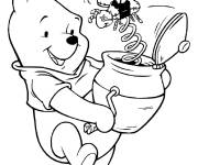Coloriage Winnie ourson re&ccedil;oit une surprise dans le pot de miel