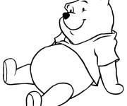 Coloriage et dessins gratuit Winnie ourson se repose en souriant à imprimer