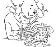 Coloriage Winnie ourson trouve un oeuf de Paques