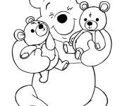 Coloriage Winnie serre ses ours en peluche dans ses bras