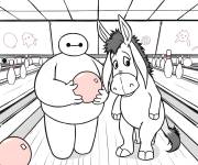 Coloriage Baymax joue au bowling avec son ami