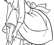 Coloriage et dessins gratuit Cendrillon essaye son pantoufle en vair à imprimer