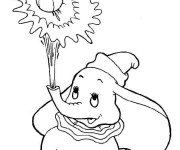 Coloriage Dumbo tire un ballon