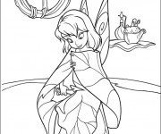 Coloriage Fee Clochette pr&eacute;pare un costume