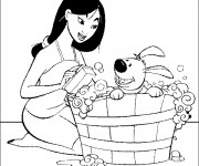 Coloriage Mulan fait doucher son chien