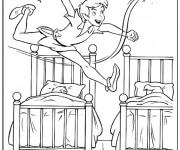 Coloriage Peter Pan chasse en jouant Clochette