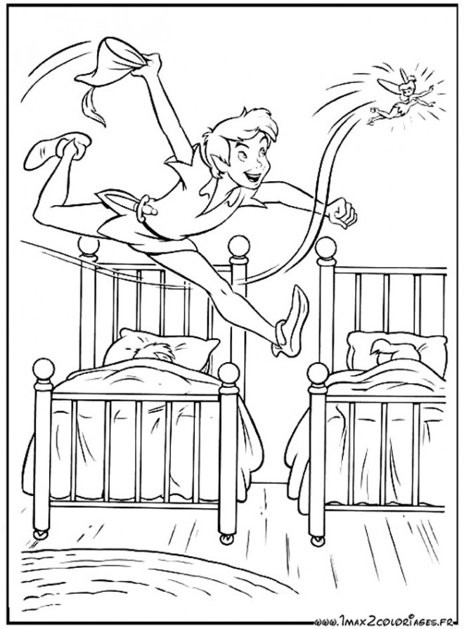 Coloriage et dessins gratuits Peter Pan chasse en jouant Clochette à imprimer