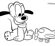 Coloriage Pluto b&eacute;b&eacute; joue avec l'avion