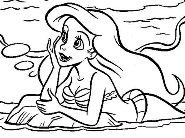 Coloriage et dessins gratuits Princesse Ariel admire la plage à imprimer