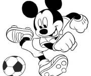 Coloriage Mickey joue au foot